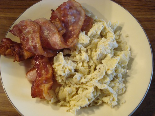 Stekt bacon och äggröra