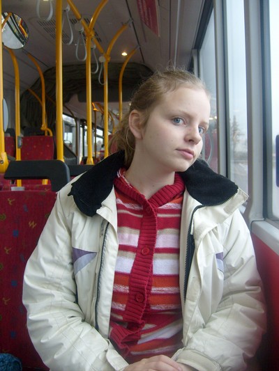 Lina på bussen till Storvreta på fars dag 2008