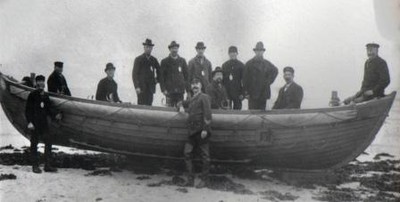 Besättningen på räddningsbåten vid Sandhammaren någon gång för drygt 100 år sedan. Min farfars far tredje från vänster.