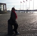 Hanna njuter av solen nere vid operahuset i Göteborg