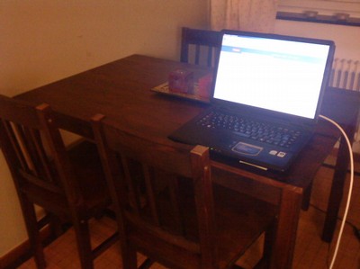 Köksbord och laptop