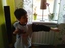 Benjamin visar karate