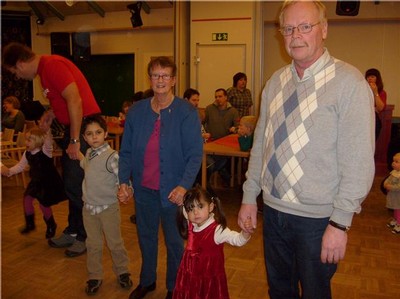 Mormor Eva och morfar Åke dansar med barnen