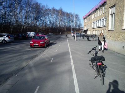 Cykelpendlingsstråk precis bredvid småskola...