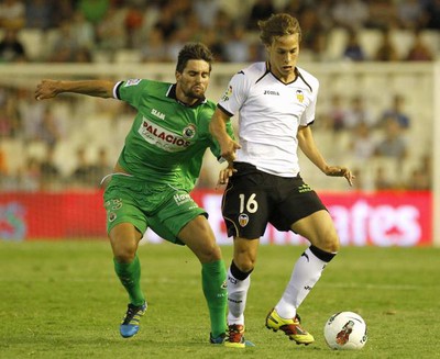 Valencias Canales i kamp om bollen, utan logotyp på bröstet.