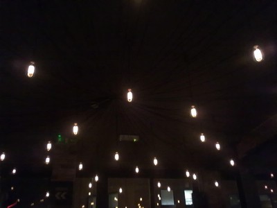 De hade väldigt vackra lampor i taket!!