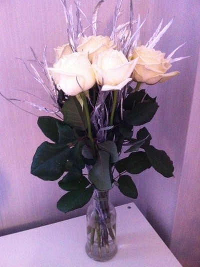 Vita stora rosor och lite silvriga blad.    Från Grythyttans Blommor