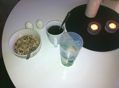 2st Ägg, Lätt A-Fil med frön & Havrekli samt en kopp Kaffe & ett Glas Vatten