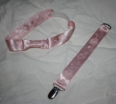 Rosa hårband med rosett till baby samt nappband / napphållare.