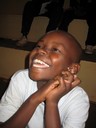 En skön ugandisk tjej som utstrålar glädje!