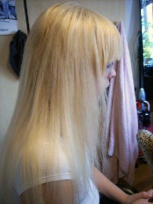 Äkta hår, från Taj Mahal.    Metod: Microringar    Hon har färgat/blekt håret efter löshårets färg. Kan ej göras om det är syntet.  