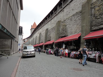 Muren i Tallinn där det står många och säljer stickade tröjor, mössor, sockor mm.