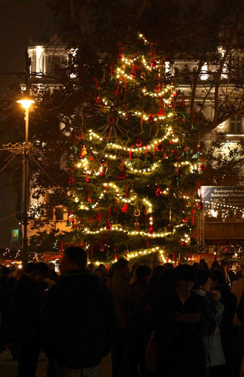 Julgran på julmarknaden i Budapest.