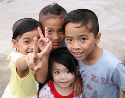 Några av barnen i pagoden söder om Tay Ninh..