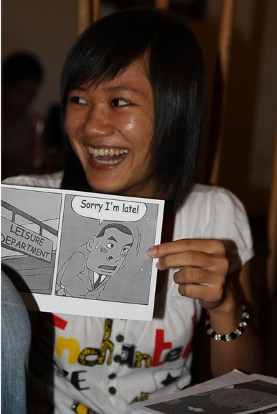 Tjejen hittar på en berättelse till bildkorten som hon har blivit tilldelad. Från engelskaklubben i Saigon där Khoa var deltagare..