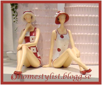 2 stycken figuriner föreställande badflickor med rödvita baddräkter. Copyright homestylist.blogg.se