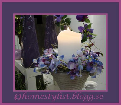 Vitt ljus med lila dekor. Från Ceasar Collection. Copyright homestylist.blogg.se