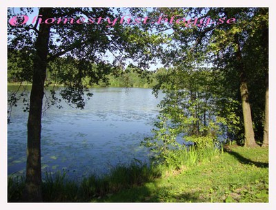 En sjö i en park, dvs ingen badsjö. Copyright homestylist.blogg.se