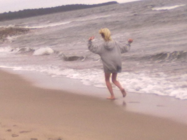 Här springer Armika på den kalla stranden i sommras (2010) på Öland!