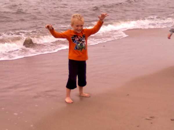 Här är Troy på stranden när det precis skvätt upp en stor våg på honom!