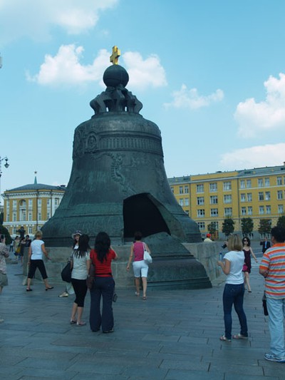 Världens största klocka, väger mer än 200 ton. Avser en omgjuten klocka. Då den tillverkades eldhärjades Kreml och kallt vatten hälldes på klockan som sprack.