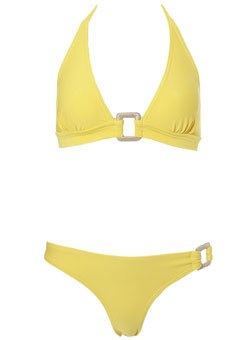 Gul bikini från Topshop!   sommarens favoritfärg som går  i solens färg!  Dessutom ser man brun  ut i gult!  det rekomenderar jag.