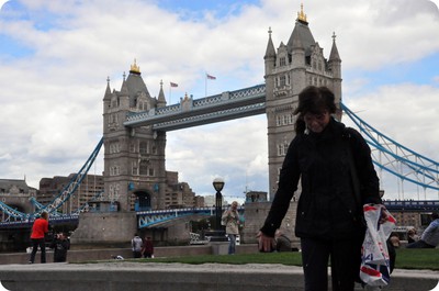 Nina framför Tower Bridge