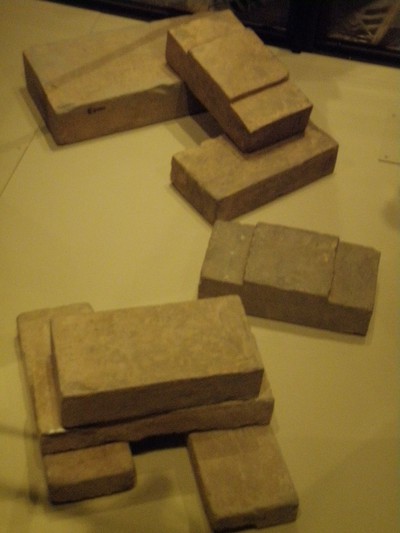 Drygt 2000 år gammalt tegel och lerplattor från Kina.