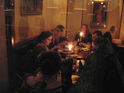 APT-programmets studenter och lärare äter en välförtjänad middag på Restaurang Bombay på Andra Långgatan 2 i Göteborg, efter ett heldagsseminarium, den 1 november 2010.