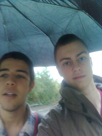 Emil och Elias under paraply.