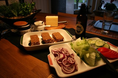 Bröd och pålägg blir smaskiga smörrebröd med doft av Danmark.