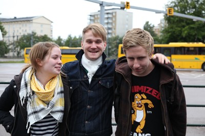 Andrea, Andreas och Johan är glada och taggade inför flytten till England. Resan började med buss till Oslo.