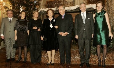Prins Laurent, Prinsessan Claire, Prinsessan Astrid, Drottning Paola, Kung Albert, Kronprins Philippe och Kronprinsessan Mathilde framför julgran.
