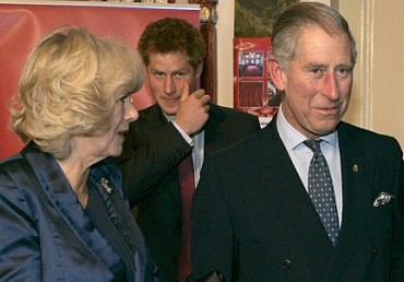Prins Charles, hertiginnan Camilla och prins Harry lät sig roas.