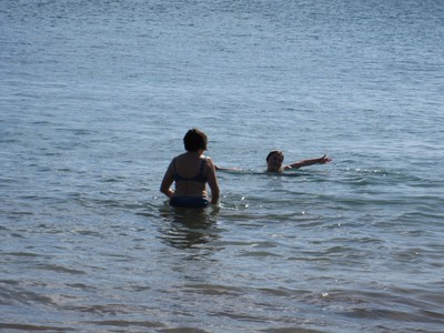 Lanzarote. Mormor och Felix badar.