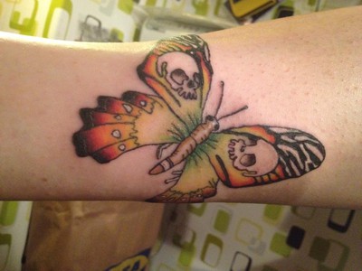 fjäril på benet. släkt tatuering typ:)