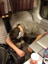 Liam sover på tåget, han har ju klippt sig!?!?!?! :O