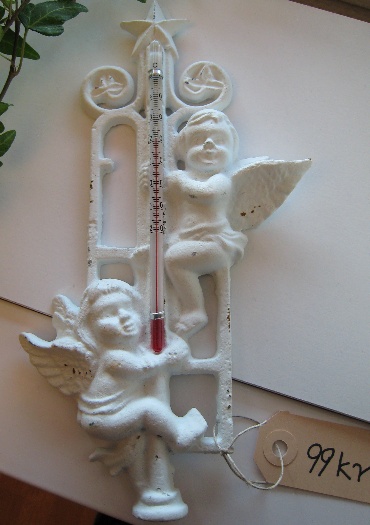 Utetermometer i gjutjärn med änglar, vitmålad.