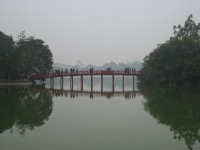 Bro till Tran Quoc Pagoda i Hanoi, Vietnam