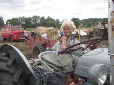 Noah kör traktor