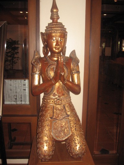 Buddha vid hotellets entre