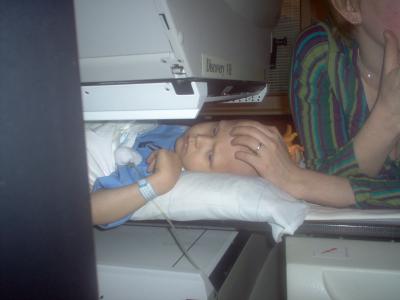 Här är jag på MIBG-skint röntgen, så här låg jag stilla i en och en halv timme!