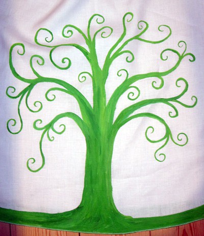 Dopklänning i Linne med livets träd målat i med grön textilfärg!