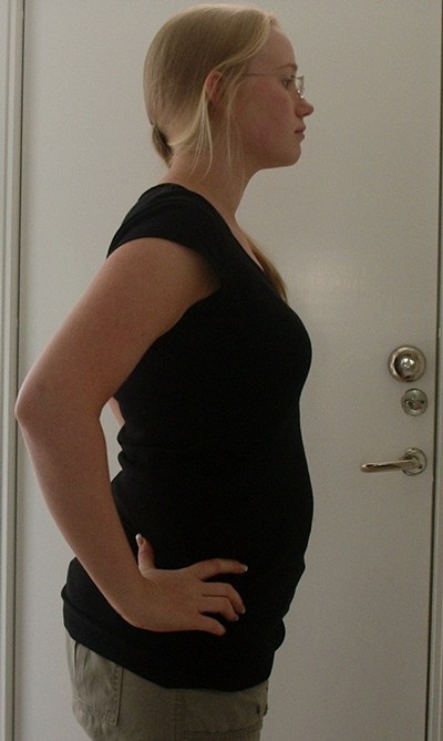 Från sidan , ser ut som jag gjorde när jag var 7 månader gravid, men sen får man ju tänka på att jag har halva Atilanten flytande i min mage efter den där saltvatten rensningen... blä! Kanske därför jag ser så misserabel ut! :)