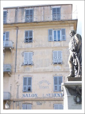 Fasad och staty i Corte, Korsika