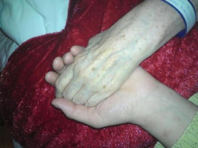 Sitter på Sjukhuset och håller Mammas hand