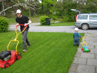 Pappa och Olle klipper gräset...eller ja, han klipper plattorna...