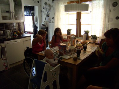 Mamma, Molly, Marie och Nikita vid frukostbordet. 