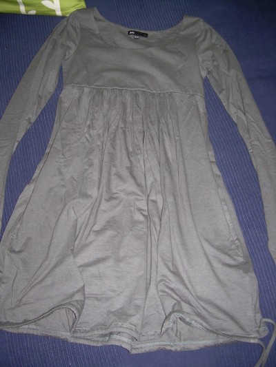grå klänning