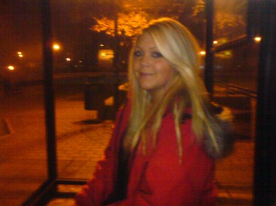 Louise tog kort på mig när vi satt och väntade på bussen till Halmstad en kväll